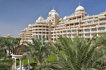 إقامة ملوكية في قصر وفندق إميرالد بالاس كمبينسكي دبي الذي ينضح فخافةً والمستكنّ بجوار البحر