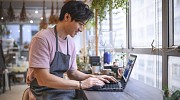 حاسوب ThinkPad™ C13 Yoga Chromebook Enterprise™ الجديد يمتاز بالتصميم الفريد والخصائص المرنة مع نظام Chrome OS