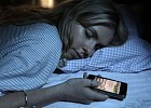دراسة تحث على منع الهواتف الذكية بغرف النوم