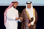 الأمير سلطان بن سلمان يكرم الفنان القنديل