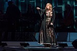 Adele تتألّق بفستان من توقيع كلوي خلال مهرجان 