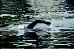 مريم بن لادن تسجل رقماً قياسياً جديداً كأول امرأة تنجح في قطع 101 ميل من نهر التايمز سباحة