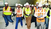 أمير الرياض يتفقد ميدانياً سير العمل بمحطة مترو العليا ويترأس اجتماع المتابعة داخل النفق