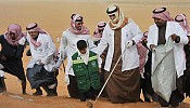 أمير الرياض يشارك في تنظيف 