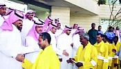 Saudis share 2-month salary bonus with cleaning staff