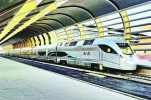 أمير الرياض يستقل قطار «سار» في رحلة من الرياض للمجمعة