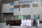 سعادة أحمد بن شعفار يرفع علم دولة الامارات العربية المتحدة فوق محطة 