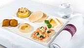 الخطوط الجوية القطرية تدشن خدمة قائمة الطعام الجديدة على الدرجة الأولى للرحلات حول دول الخليج
