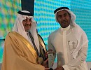 أمير الشرقية يسلم خالد العمودي جائزة أفضل برنامج تمويل عقاري للأفراد 2016.