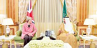 الملك يبحث مع رئيسة وزراء بريطانيا مستجدات الأوضاع الإقليمية والدولية ويمنحها وشاح الملك عبدالعزيز 