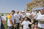 موظفو شركة ’لوريال الشرق الأوسط‘ ينظمون حملة تنظيف للشاطئ في ميناء جبل علي البحري 