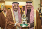 خادم الحرمين يسلم «كأس المؤسس» للأمير فيصل بن خالد