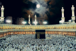 Moon comes directly above Kaaba
