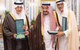 الملك يمنح خالد الفيصل وبدر بن عبد المحسن وشاح الملك عبد العزيز