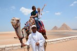 لاعب كرة القدم الإسباني كارل بيول يزور مصر في جولة سياحية