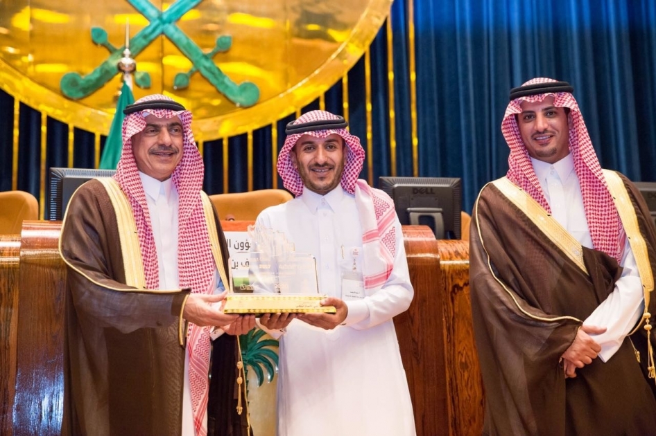 بعد التكريم من قبل وزير الشؤون البلدية والقروية العربية للإعلانات الخارجية تفتح نافذة على المستقبل