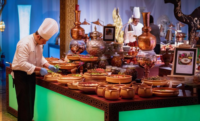 يقدم فندق إنتركونتيننتال الرياض وجبة عشاء مميزة في أعلى سماء الرياض