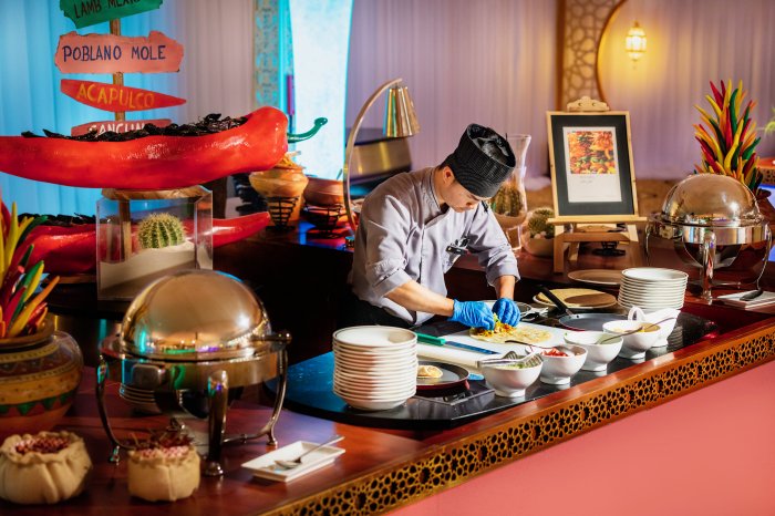 يقدم فندق إنتركونتيننتال الرياض وجبة عشاء مميزة في أعلى سماء الرياض